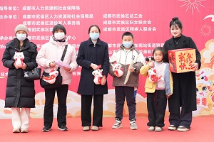“百米小巷”人潮涌動(dòng)！瑞方人力助力2025年武侯區(qū)春風(fēng)行動(dòng)專場招聘會“開門紅” 第13張