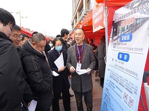 “百米小巷”人潮涌動(dòng)！瑞方人力助力2025年武侯區(qū)春風(fēng)行動(dòng)專場招聘會“開門紅” 第4張